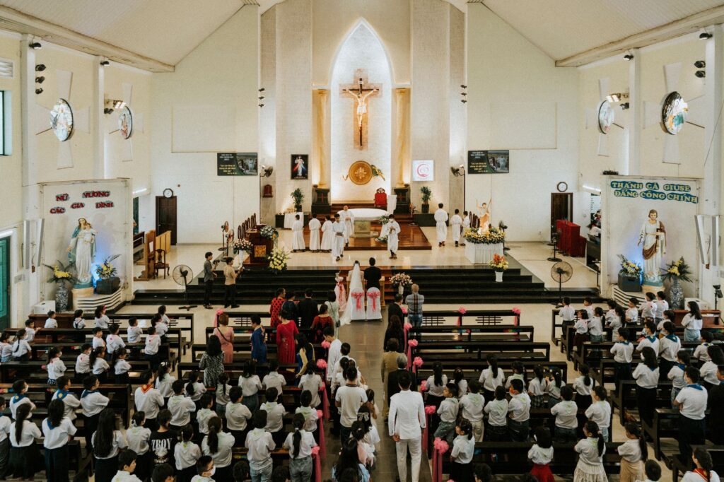 Ślub jednostronny z osobą niewierzącą: jak wygląda liturgia i o czym pamiętać?