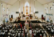 Ślub jednostronny z osobą niewierzącą: jak wygląda liturgia i o czym pamiętać? Ceremonia ślubna w kościele w Ho Chi Minh z tradycyjnymi strojami