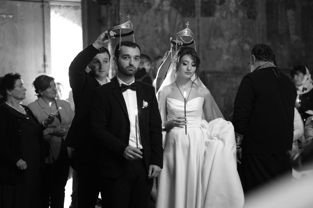 Para młoda podczas tradycyjnej ceremonii ślubnej w czerni i bieli